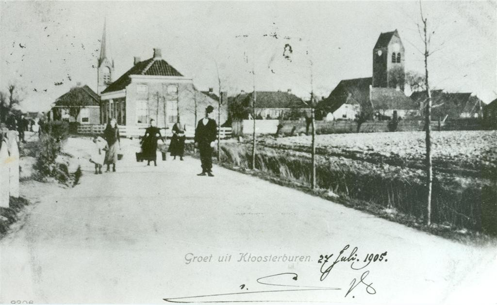 Kloosterburen in 1905. Links de katholieke kerk. (foto: Hans Zant)