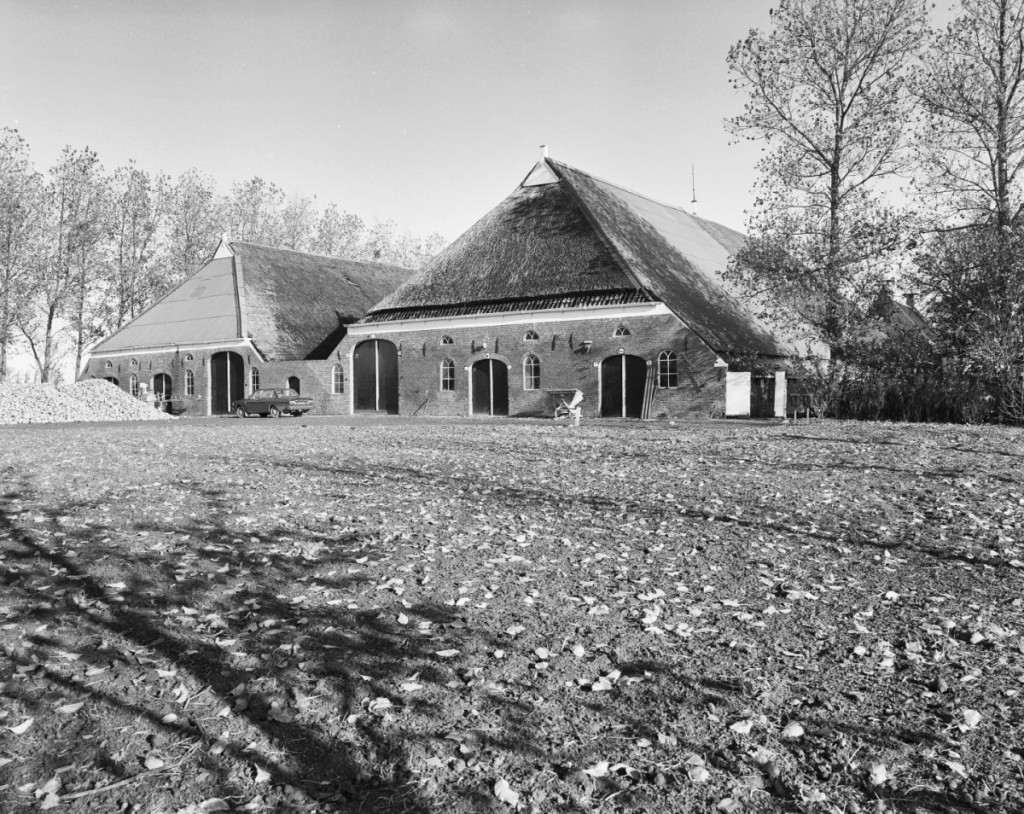 Één van die grote boerenhoeven: Klein-Midhuizen (foto: Hans Zant)