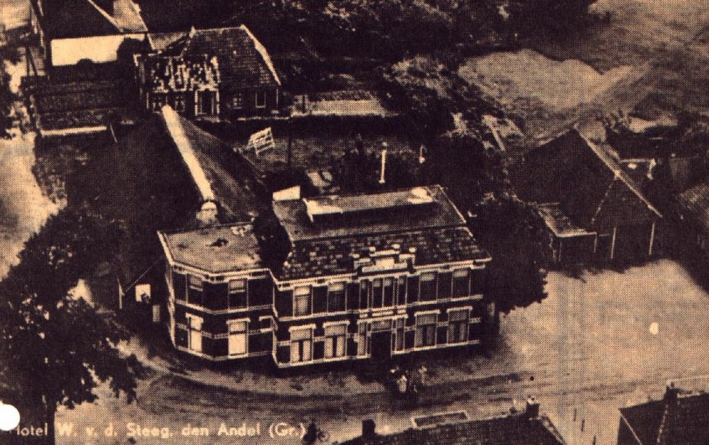 Luchtfoto van de omstreeks 1911 verbouwde Hotel-Café van der Steeg (foto: Hans Zant)