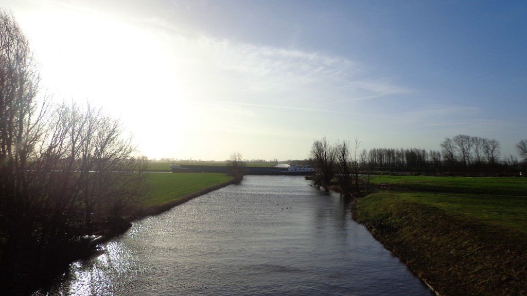 Op de Steentil, kijkend naar  een schip op de kruising van de twee waterwegen