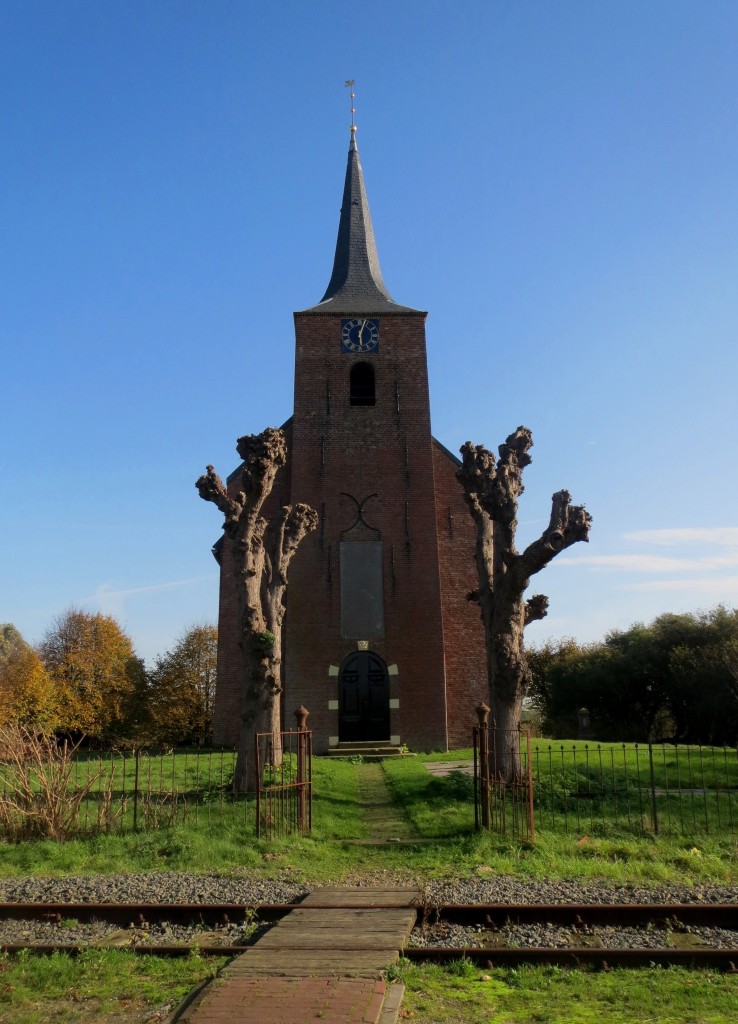 Heveskes; een goederentreinspoortje loopt voor de poort langs