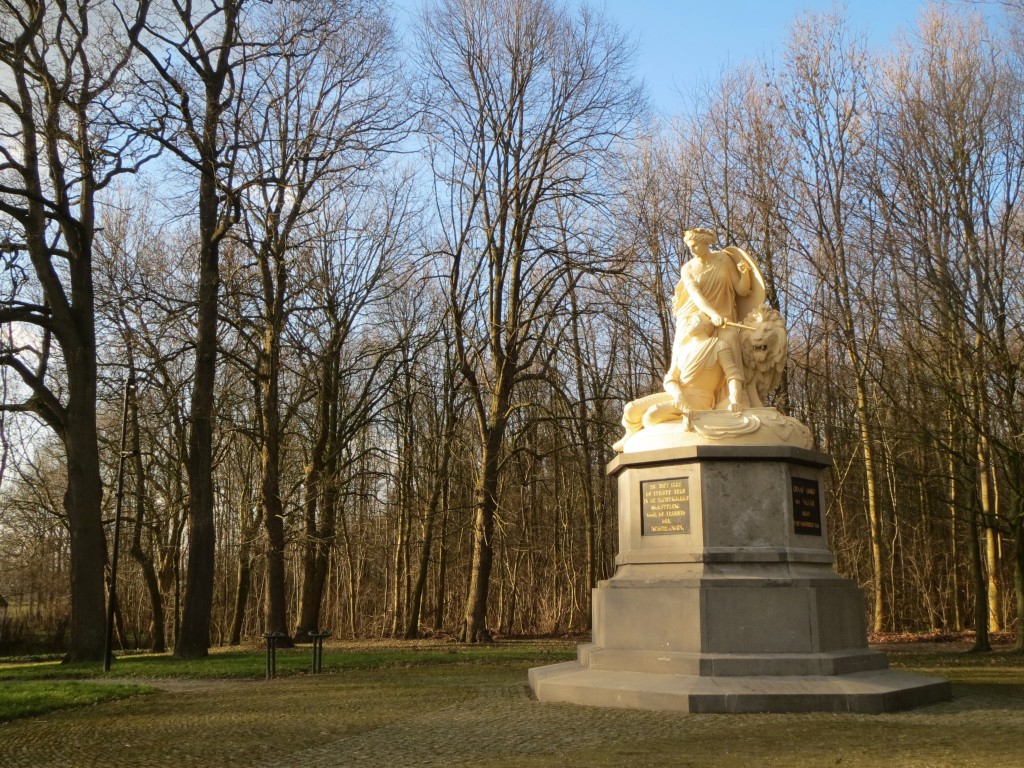 Het Graaf Adolfmonument in Heiligerlee. Dit monument is opgericht ter nagedachtenis aan de slag bij Heiligerlee uit 1568. Volgens de traditionele Nederlandse geschiedschrijving symboliseert deze slag officieel het begin van de Tachtigjarige Oorlog.