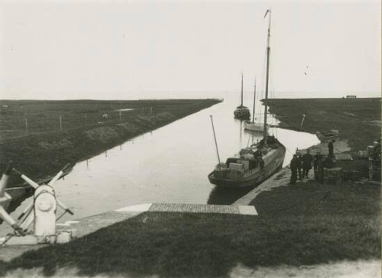 De pakketboot naar Rottumeroog ligt klaar, Noordpolderzijl, 1930 (foto: Hans Zant)