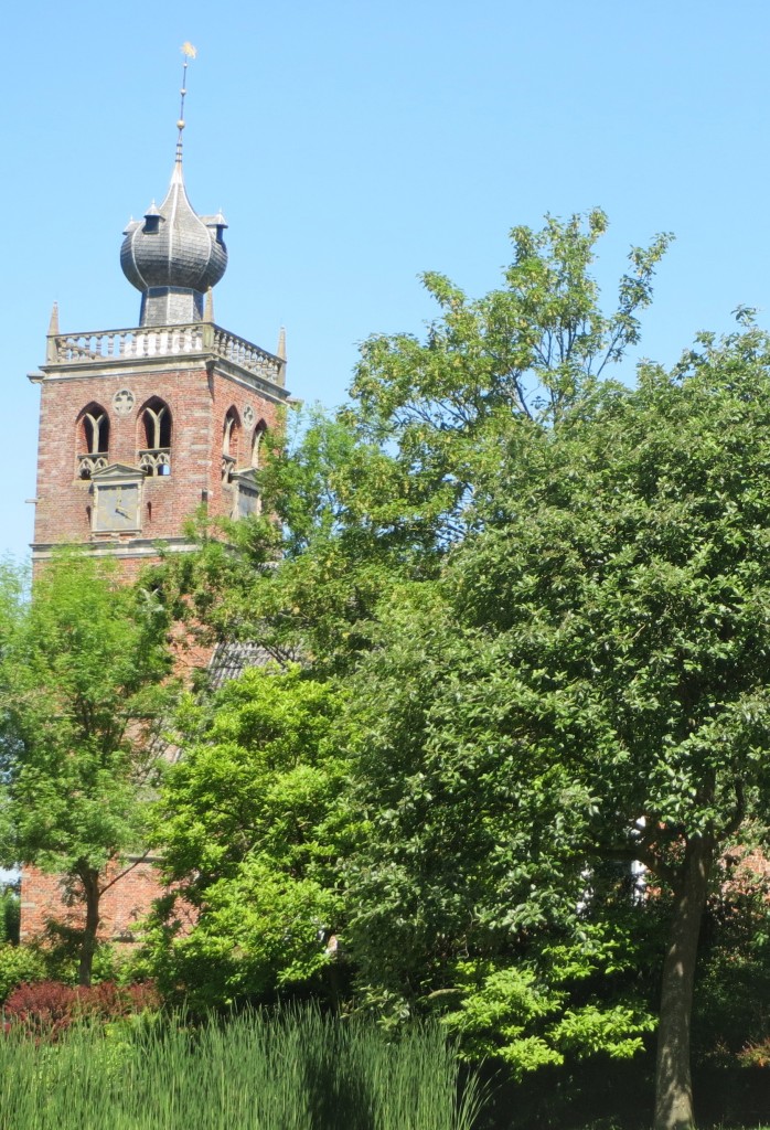 De beroemde ui-vormige kerktoren van Noordwolde