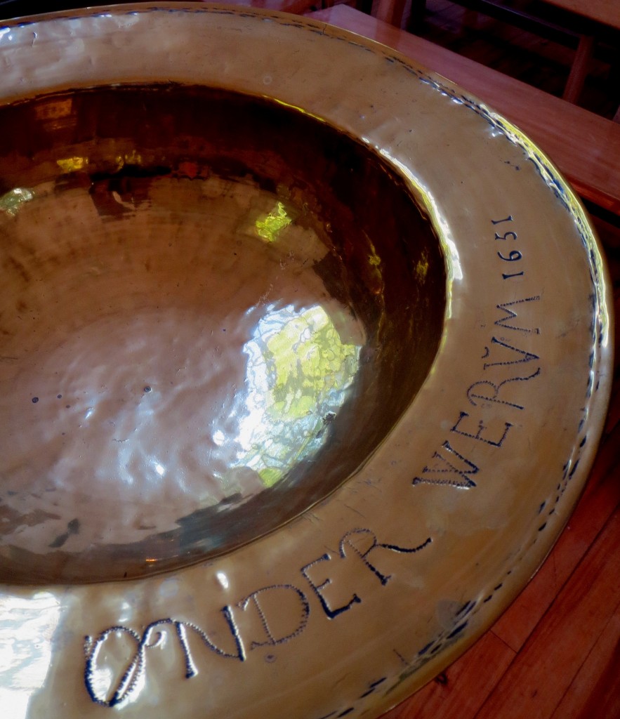 Dit prachtige doopbekken uit Onderwierum is nu te bewonderen in de kerk van Onderdendam