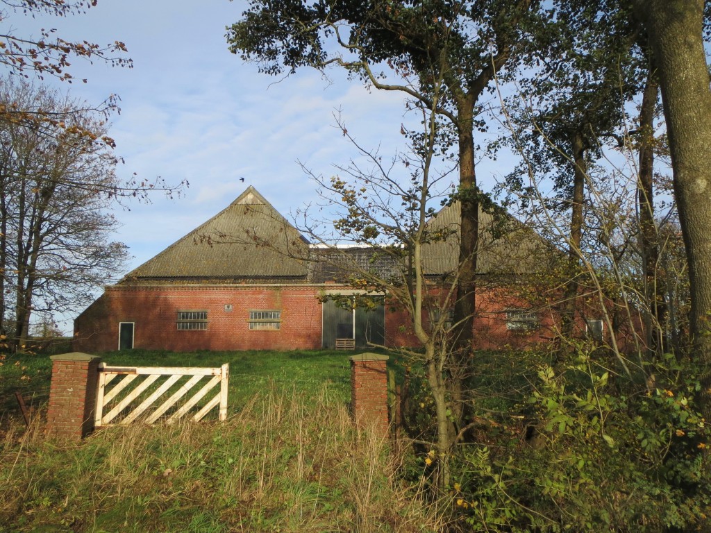 Een vervallen boerderij in Valom...