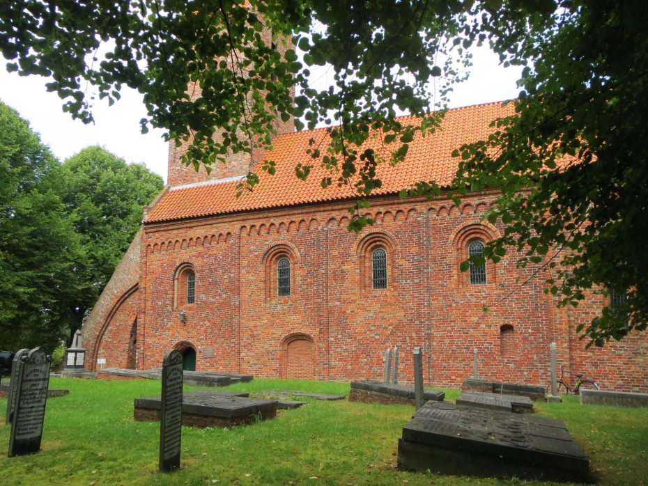 De kerk van Bierum, met links de steunbeer