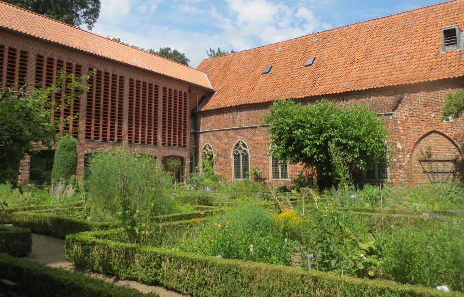 Aan de linkerkant de nieuwe westvleugel, gezien vanuit de kloostertuin