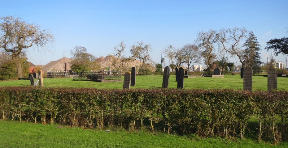 Weiwerd: hoge bergen cement en zand vormen de achtergrond van een eeuwenoud kerkhofje