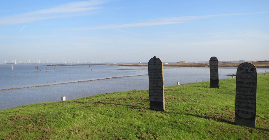 De grafstenen van het dijkplaatsje Oterdum zijn na de sloop van het dorpje teruggeplaatst op de dijk