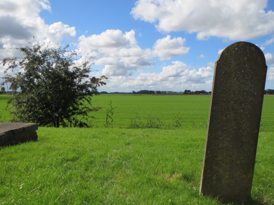 Het uitzicht vanaf het stoepje voor de kerkdeur.