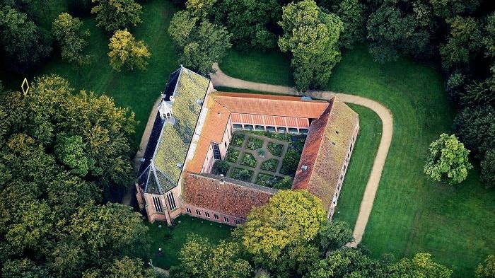 Een luchtfoto van Klooster Ter Apel, via www.museumkaart.nl 
