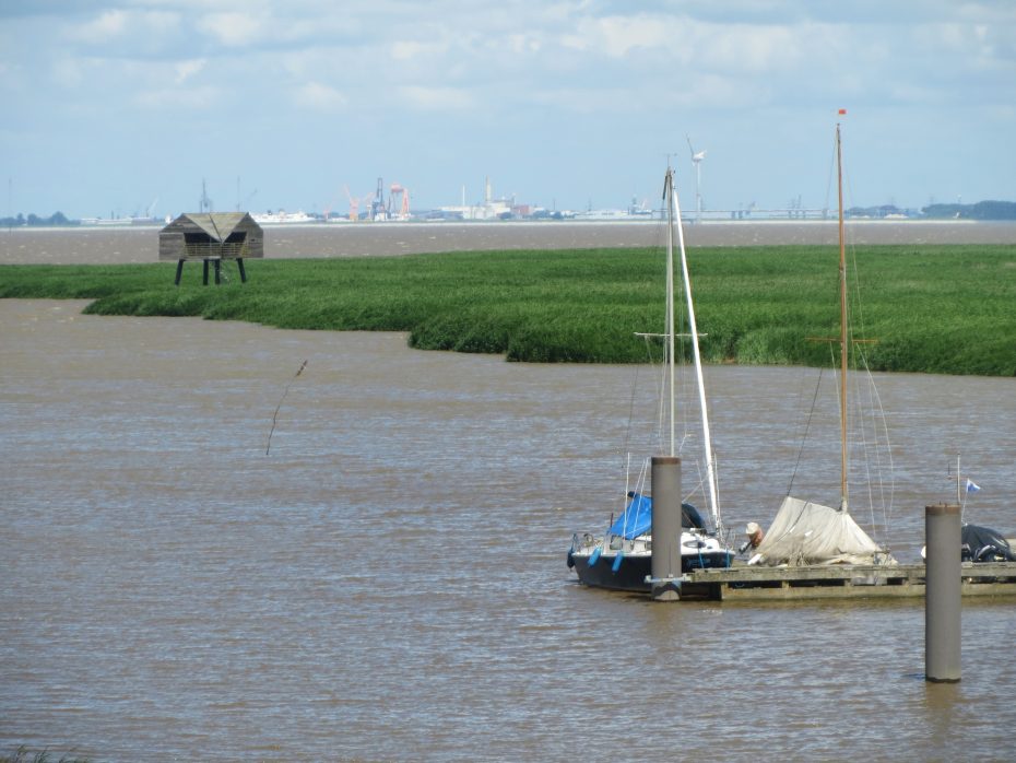 Het 'haventje' van Nieuwe Statenzijl met op de achtergrond de 'Kiekkaaste' en de haven van Emden